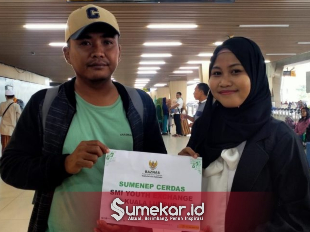 FOTO: Syofiatul Hasanah (Kanan), peserta program International Volunteer Chapter Malaysia yang diselenggarakan oleh Yayasan Indonesia Muda Berdedikasi, menerima apresiasi dari Baznas Sumenep