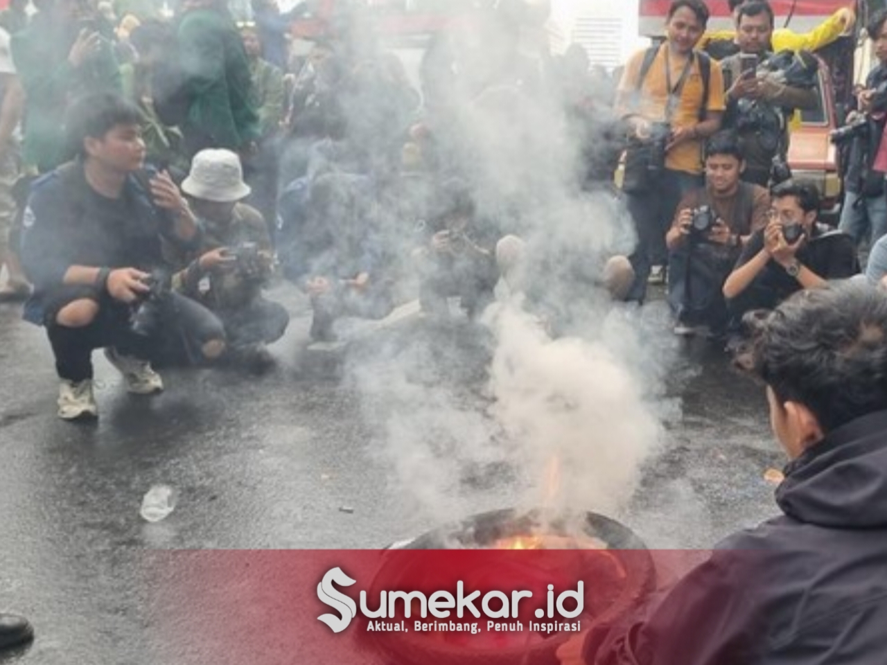 Foto: Massa Badan Eksekutif Mahasiswa Se-Indonesia (BEM SI) dalam demo 'Indonesia Gelap' membacakan 13 tuntutan kepada pemerintah. 