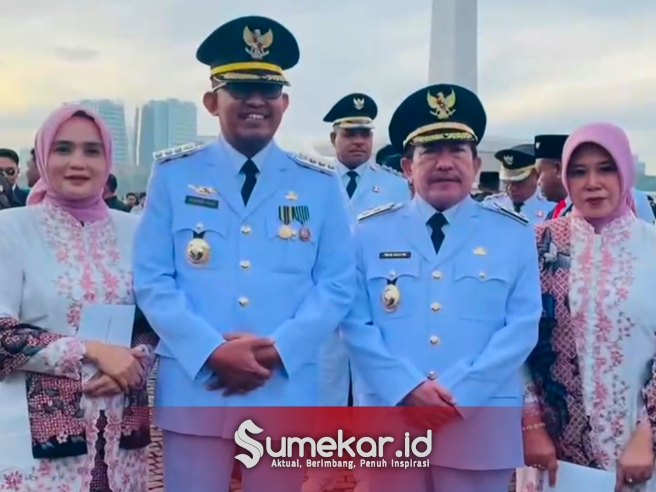 Foto Bersama Bupati dan Wakil Bupati Sumenep (Dr H Achmad Fauzi Wongsojudo dan Kiai Imam Hasyim) Didampingi Istri. 