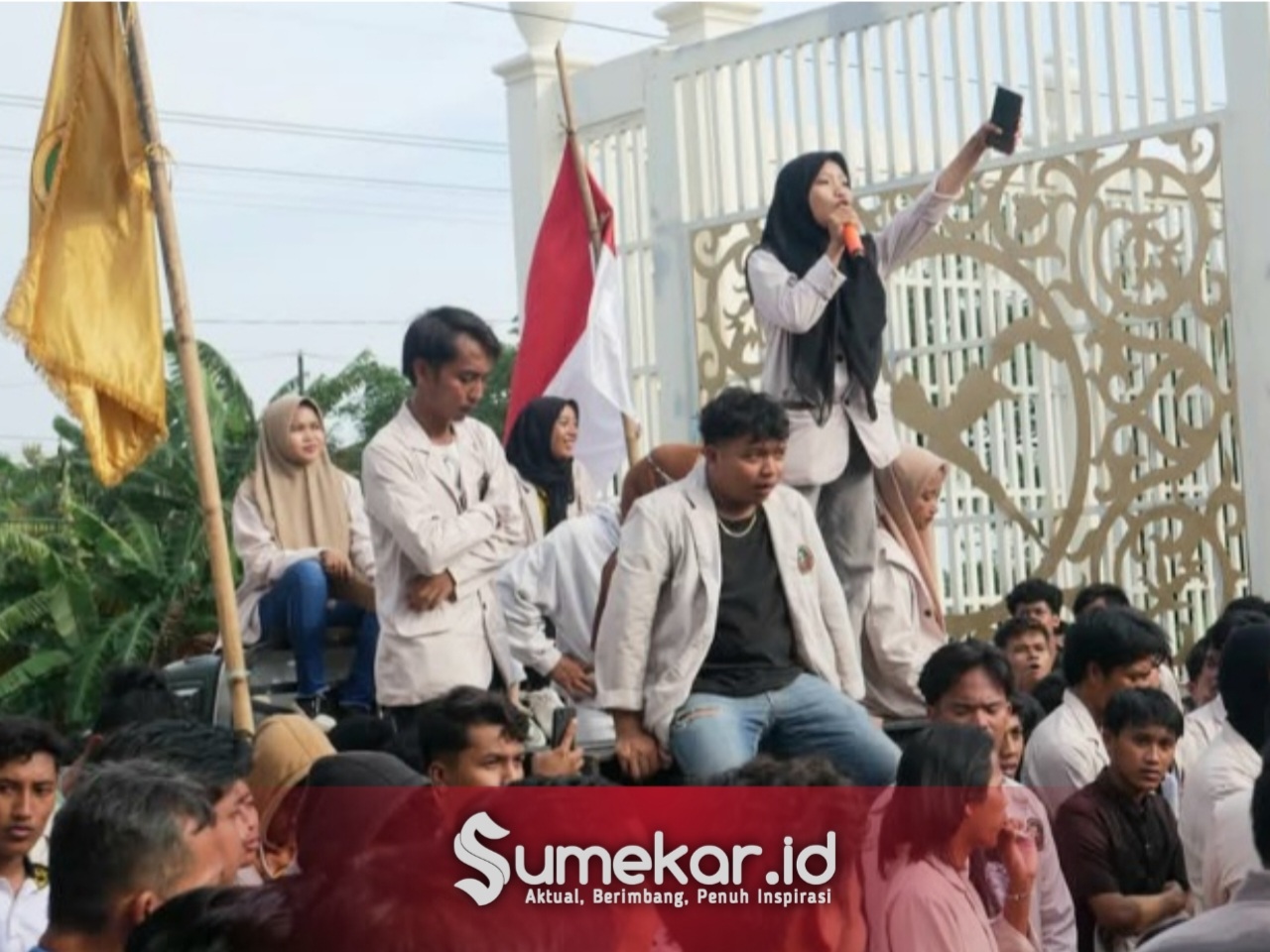 Foto. Aksi Mahasiswa UNIBA Madura dalam Momentum Indonesia Gelap di Depan Gedung DPRD kabupaten Sumenep