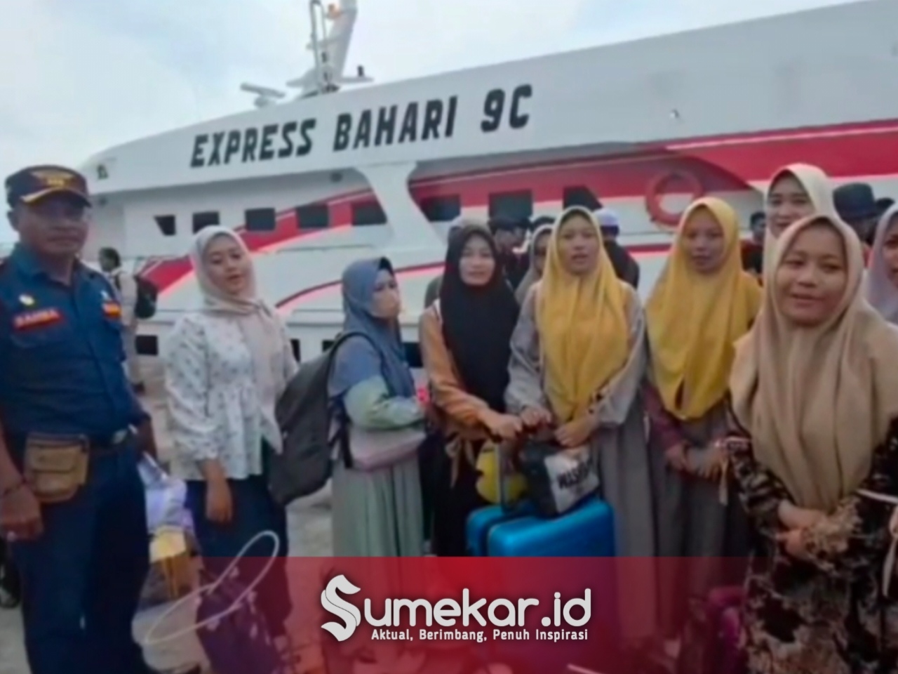 Foto. Santriwati Annuqayah Guluk-Guluk saat akan melakukan perjalanan Mudik gratis dari Bupati Sumenep menuju ke kampung Halaman ke Pulau Kangean