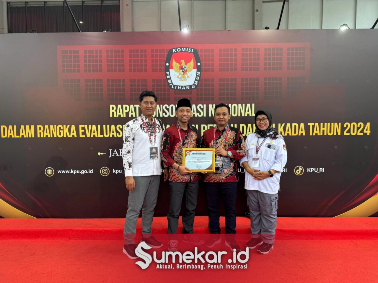 Foto. Penerimaan penghargaan KPU Sumenep yang diberikan KPU RI. 