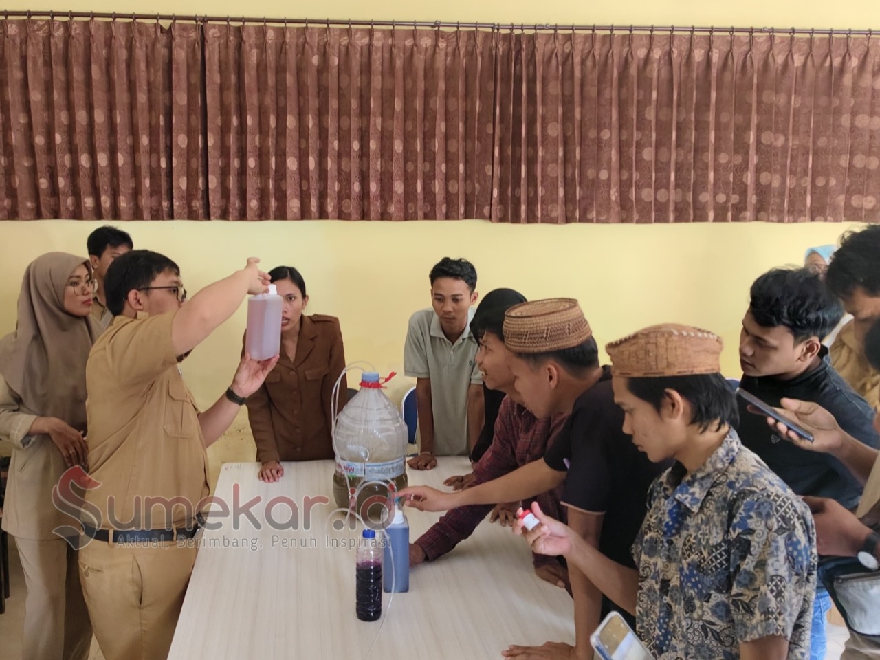 Foto. Petani Millenial Sumenep saat melakukan Inovasi Pupuk Cair bersama BPP Kecamatan Kota dan Fasilitator. 