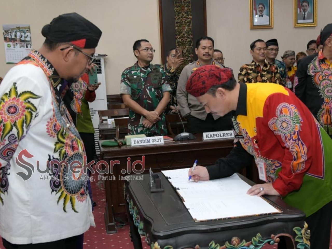 Foto. Dr Ir Arif Firmanto, S.TP., M.Si., IPU saat menandatangani Berkas dihadapan Bupati Sumenep, Dr H Achmad Fauzi Wongso judo, SH., MH