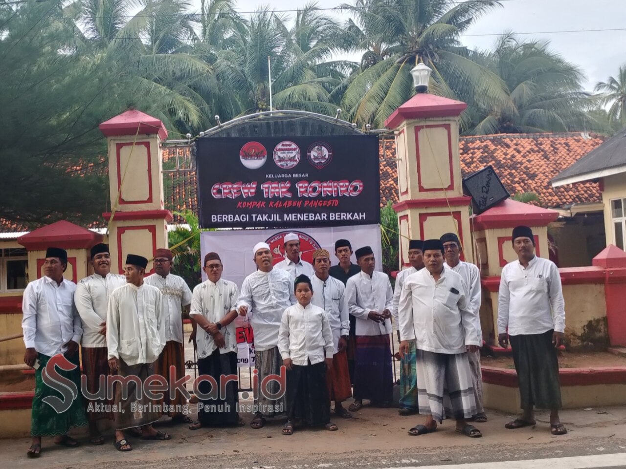 Foto Bersama Pengurus Crew Tak Roniro (Road To Djakarta) usai Membagikan Paket Takjil Gratis Di depan SDN Legung Timur kecamatan Batang-batang