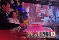 Foto. Owner MR Ball dan JBL Resto Karaoke Bapak Robin bersama Istri saat melakukan pemotongan Kue Ultah dua Usahanya. 