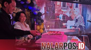 Foto. Owner MR Ball dan JBL Resto Karaoke Bapak Robin bersama Istri saat melakukan pemotongan Kue Ultah dua Usahanya. 