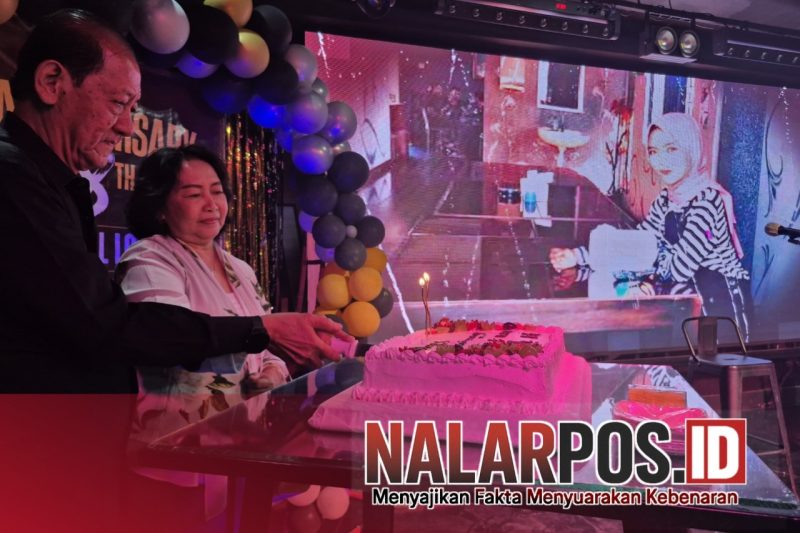 Foto. Owner MR Ball dan JBL Resto Karaoke Bapak Robin bersama Istri saat melakukan pemotongan Kue Ultah dua Usahanya. 