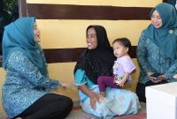 Foto. Kunjungan Nia Kurnia Fauzi ke rumah Warga