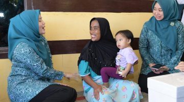 Foto. Kunjungan Nia Kurnia Fauzi ke rumah Warga