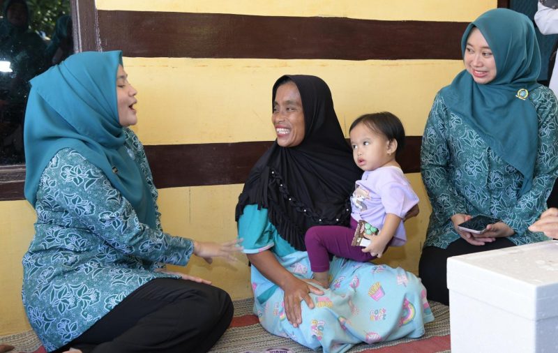 Foto. Kunjungan Nia Kurnia Fauzi ke rumah Warga