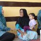 Foto. Kunjungan Nia Kurnia Fauzi ke rumah Warga
