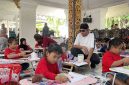 Foto. Bupati Sumenep, Dr H Achmad Fauzi Wongsojudo, SH., MH saat menemani Anak - anak menggambar sketsa Bung Karno di pendopo Agung keraton Sumenep