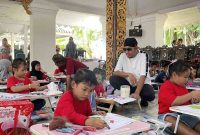 Foto. Bupati Sumenep, Dr H Achmad Fauzi Wongsojudo, SH., MH saat menemani Anak - anak menggambar sketsa Bung Karno di pendopo Agung keraton Sumenep