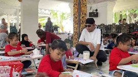 Foto. Bupati Sumenep, Dr H Achmad Fauzi Wongsojudo, SH., MH saat menemani Anak - anak menggambar sketsa Bung Karno di pendopo Agung keraton Sumenep