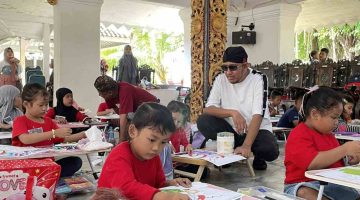 Foto. Bupati Sumenep, Dr H Achmad Fauzi Wongsojudo, SH., MH saat menemani Anak - anak menggambar sketsa Bung Karno di pendopo Agung keraton Sumenep