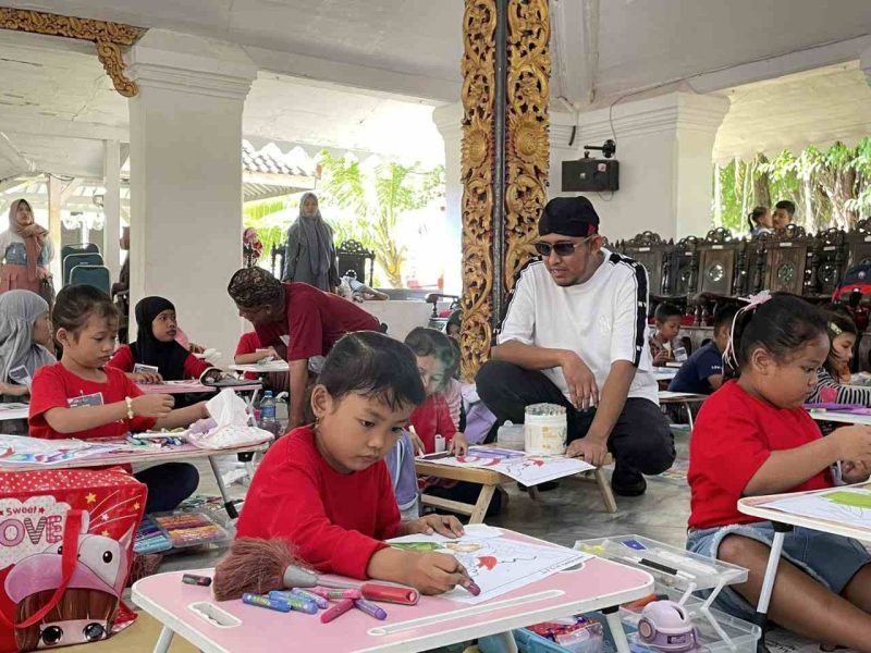 Foto. Bupati Sumenep, Dr H Achmad Fauzi Wongsojudo, SH., MH saat menemani Anak - anak menggambar sketsa Bung Karno di pendopo Agung keraton Sumenep