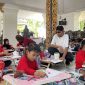 Foto. Bupati Sumenep, Dr H Achmad Fauzi Wongsojudo, SH., MH saat menemani Anak - anak menggambar sketsa Bung Karno di pendopo Agung keraton Sumenep