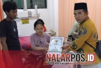 Foto. Penyerahan Bantuan kepada Warga kepulauan Raas yang sedang Melahirkan di RSUD Moh Anwar Sumenep. 