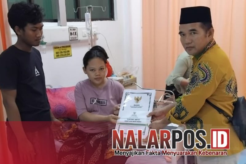 Foto. Penyerahan Bantuan kepada Warga kepulauan Raas yang sedang Melahirkan di RSUD Moh Anwar Sumenep. 
