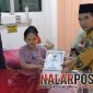 Foto. Penyerahan Bantuan kepada Warga kepulauan Raas yang sedang Melahirkan di RSUD Moh Anwar Sumenep. 