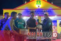 Foto. Perwakilan Dinkes P2KB Sumenep saat menerima penghargaan Stan terbaik di malam Penutupan Madura Night Vaganza 2025.