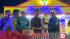 Foto. Perwakilan Dinkes P2KB Sumenep saat menerima penghargaan Stan terbaik di malam Penutupan Madura Night Vaganza 2025.