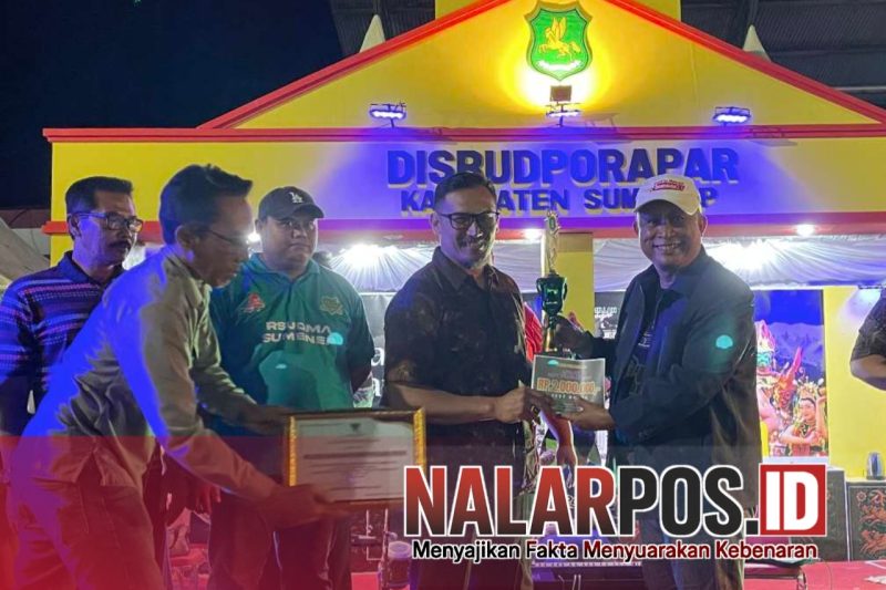 Foto. Perwakilan Dinkes P2KB Sumenep saat menerima penghargaan Stan terbaik di malam Penutupan Madura Night Vaganza 2025.