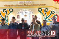 Foto. Bupati Sumenep bersama Kepala Bappeda dan Pegawai saat melakukan Foto Bersama Di Stan Kolaborasi BKPSDM - Bappeda