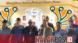 Foto. Bupati Sumenep bersama Kepala Bappeda dan Pegawai saat melakukan Foto Bersama Di Stan Kolaborasi BKPSDM - Bappeda