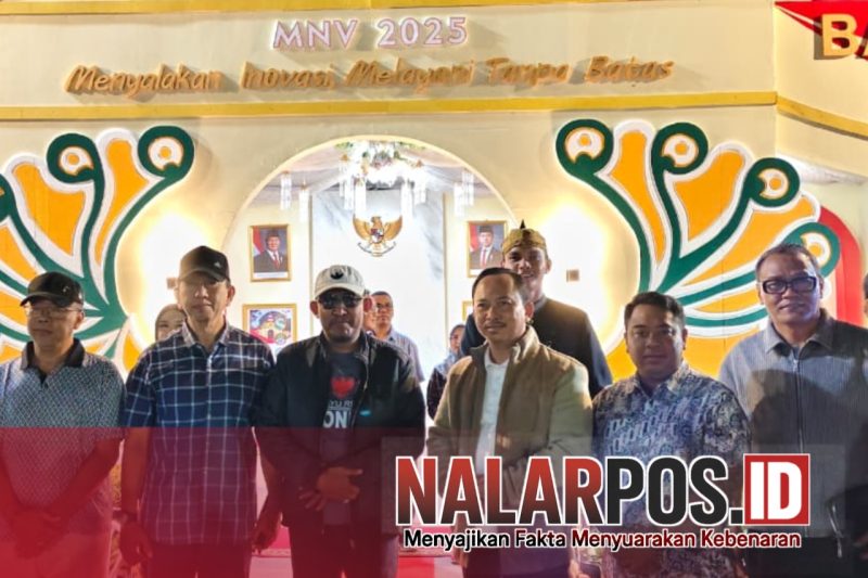 Foto. Bupati Sumenep bersama Kepala Bappeda dan Pegawai saat melakukan Foto Bersama Di Stan Kolaborasi BKPSDM - Bappeda