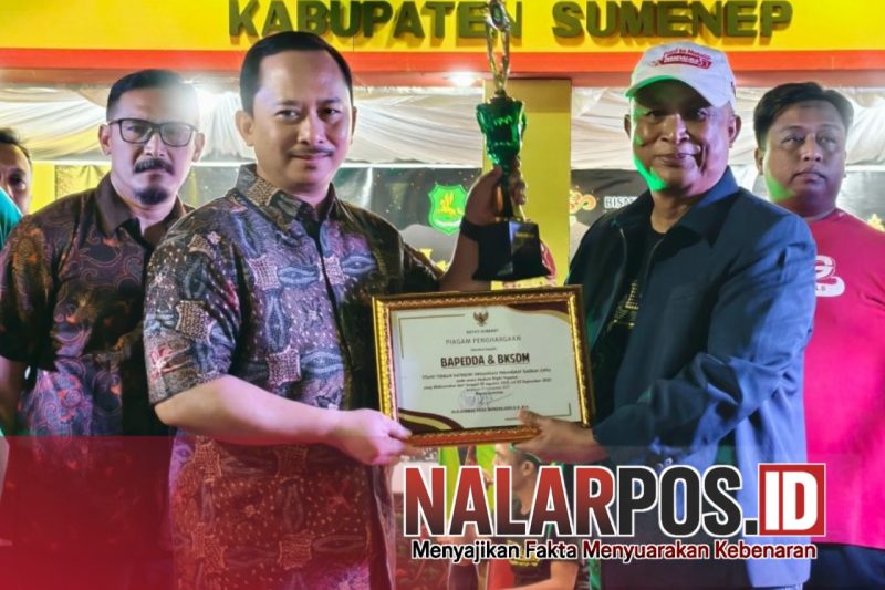 Foto. Kepala Bappeda Sumenep Dr Ir Arif Firmanto, S.TP., M.Si.IPU.ASEAN Eng saat menerima penghargaan sebagai Stan terbaik di malam penutupan MNV 2025