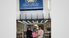 Miftahul Arifin, Ketua Front Pemuda Madura Raya saat menyerahkan surat audiensi ke Bea Cukai Kanwil Jatim 1. Foto/Nalar Pos. 