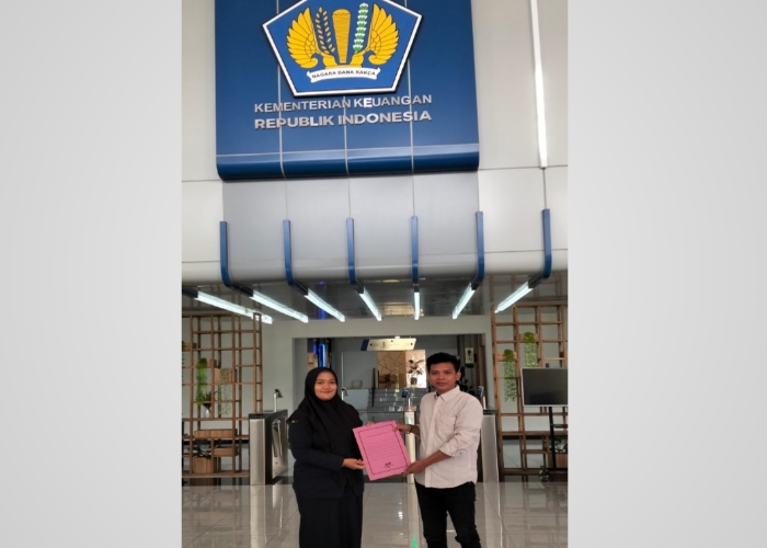 Miftahul Arifin, Ketua Front Pemuda Madura Raya saat menyerahkan surat audiensi ke Bea Cukai Kanwil Jatim 1. Foto/Nalar Pos. 