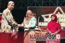 Foto. Kepala Puskesmas Pamolokan, Drg Novia Sri Wahyuni saat menerima penghargaan Juara I dalam Kegiatan Anugerah Inovasi Daerah dan Launching Event 2026