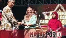 Foto. Kepala Puskesmas Pamolokan, Drg Novia Sri Wahyuni saat menerima penghargaan Juara I dalam Kegiatan Anugerah Inovasi Daerah dan Launching Event 2026