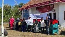 Sejumlah warga Desa Paliat, Kecamatan Sapeken, Kabupaten Sumenep, menerima bantuan dari SKK Migas–Kangean Energy Indonesia (KEI) melalui Program Pengembangan Masyarakat (PPM) tahun 2025. (NALARPOS/Humas KEI)