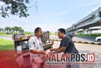 Foto. Anggota Jurnalis Sumenep Independen (JSI) kabupaten Sumenep David Jauzi saat membagikan Program 'Saku Berkah' di Kecamatan Waru Sidoarjo Surabaya