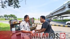 Foto. Anggota Jurnalis Sumenep Independen (JSI) kabupaten Sumenep David Jauzi saat membagikan Program 'Saku Berkah' di Kecamatan Waru Sidoarjo Surabaya
