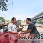 Foto. Anggota Jurnalis Sumenep Independen (JSI) kabupaten Sumenep David Jauzi saat membagikan Program 'Saku Berkah' di Kecamatan Waru Sidoarjo Surabaya