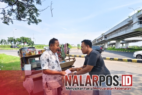 Foto. Anggota Jurnalis Sumenep Independen (JSI) kabupaten Sumenep David Jauzi saat membagikan Program 'Saku Berkah' di Kecamatan Waru Sidoarjo Surabaya