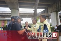 Foto. Ketua JSI Sumenep, Igusty Madani saat memberikan Edukasi Penertiban PKL di Belakang Kampus UINSA Surabaya ke Petugas Satpam