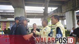 Foto. Ketua JSI Sumenep, Igusty Madani saat memberikan Edukasi Penertiban PKL di Belakang Kampus UINSA Surabaya ke Petugas Satpam