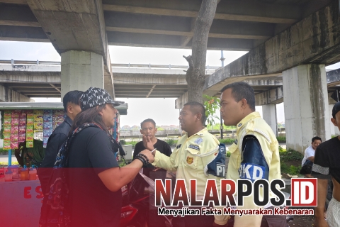 Foto. Ketua JSI Sumenep, Igusty Madani saat memberikan Edukasi Penertiban PKL di Belakang Kampus UINSA Surabaya ke Petugas Satpam