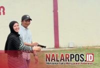 Foto. H. Syafwan wahyudi atau akrab disapa H Udik Pimpinan DRT The Big Family saat bersama Istri di Lapangan Tembak Perbakin Shooting Polres Sumenep