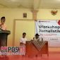 Foto. Direktur Lensamadura, Abd Muksidyanto saat menyampaikan sambutannya di acara pembukaan workshop kepenulisan Lensamadura.com