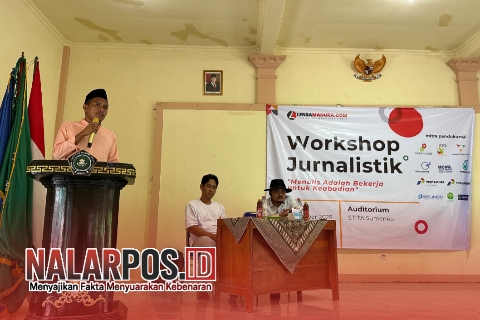 Foto. Direktur Lensamadura, Abd Muksidyanto saat menyampaikan sambutannya di acara pembukaan workshop kepenulisan Lensamadura.com