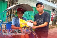 Foto. Ach Toifur Ali Wafa, Redaksi Media nusainsider.com saat menyerahkan Bantuan Sosial Beras dan Uang Tunai kepada Abang Becak di Sumenep. 