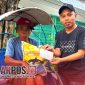 Foto. Ach Toifur Ali Wafa, Redaksi Media nusainsider.com saat menyerahkan Bantuan Sosial Beras dan Uang Tunai kepada Abang Becak di Sumenep. 