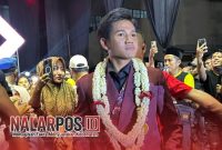 Foto. Valen DA7 Saat Tampil di Sumenep dikalungkan Bunga oleh Owner Travel Umroh ABJ Tour istri H Yudik